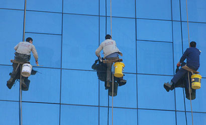 高空擦玻璃的污水別亂排，這樣收集處理才靠譜